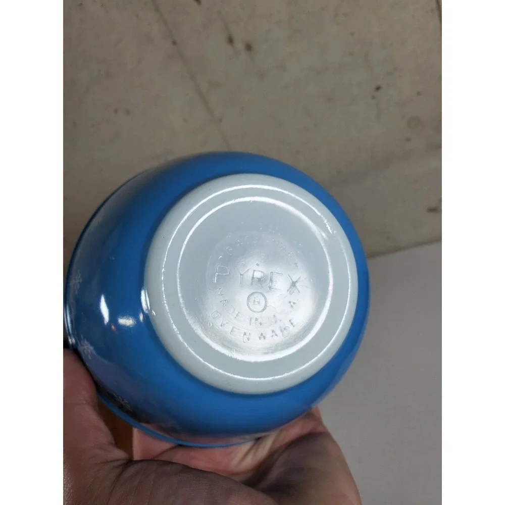 Vintage Pyrex Blue Snowflake Garland Cinderella 1.5‎ Pint Mixing Bowl #401 - USA